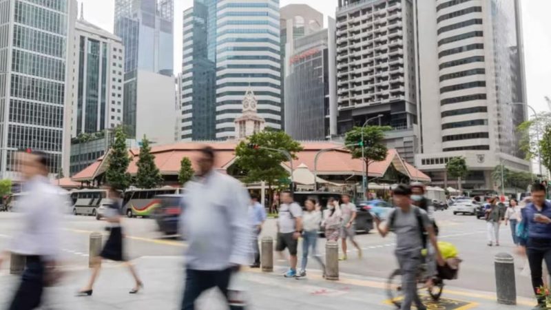 住家保姆VS月嫂：家庭育儿选择的经济考量
